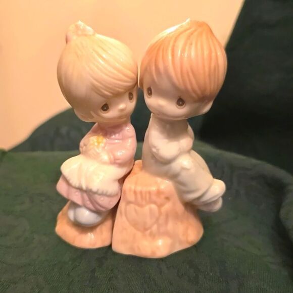 1993 Precious‎ Moments Boy Girl on Stump Salt Pepper Shakers 4 in tall - Picture 1 of 8